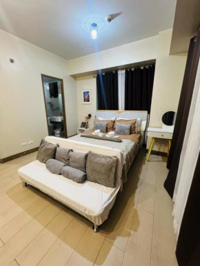 Two Palm Tree Villas Condominium - Studio 8A with Balcony - Across Terminal 3 Airport